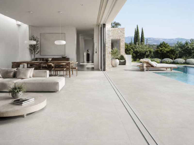 Cements Snow de Cerámica Mayor: porcelánico efecto cemento para exteriores luminosos