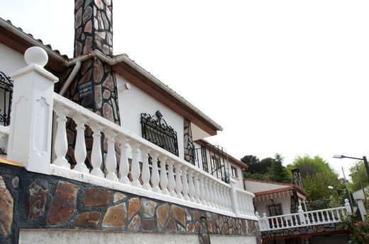 Uma solução estética e segura para o seu terraço: balaústres clássicos de concreto.