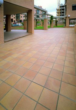 Pavimento gres extrusionado Base 31,4x31,4x1,2  cm  Greco Gres
