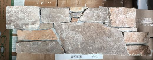 Caixa medieval de pedra natural, pedras amarelas selvagens da Galiza.