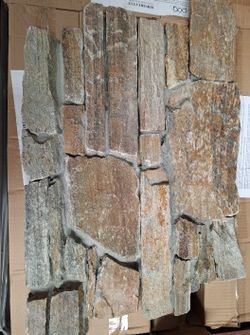 Mittelalterliche Natursteinbox aus mehrfarbigen galicischen Steinen