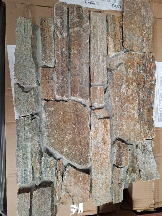 Mittelalterliche Natursteinbox aus mehrfarbigen galicischen Steinen
