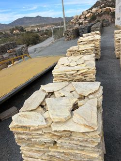 Palete de lajes irregulares de quartzito amarelo limão da Galiza